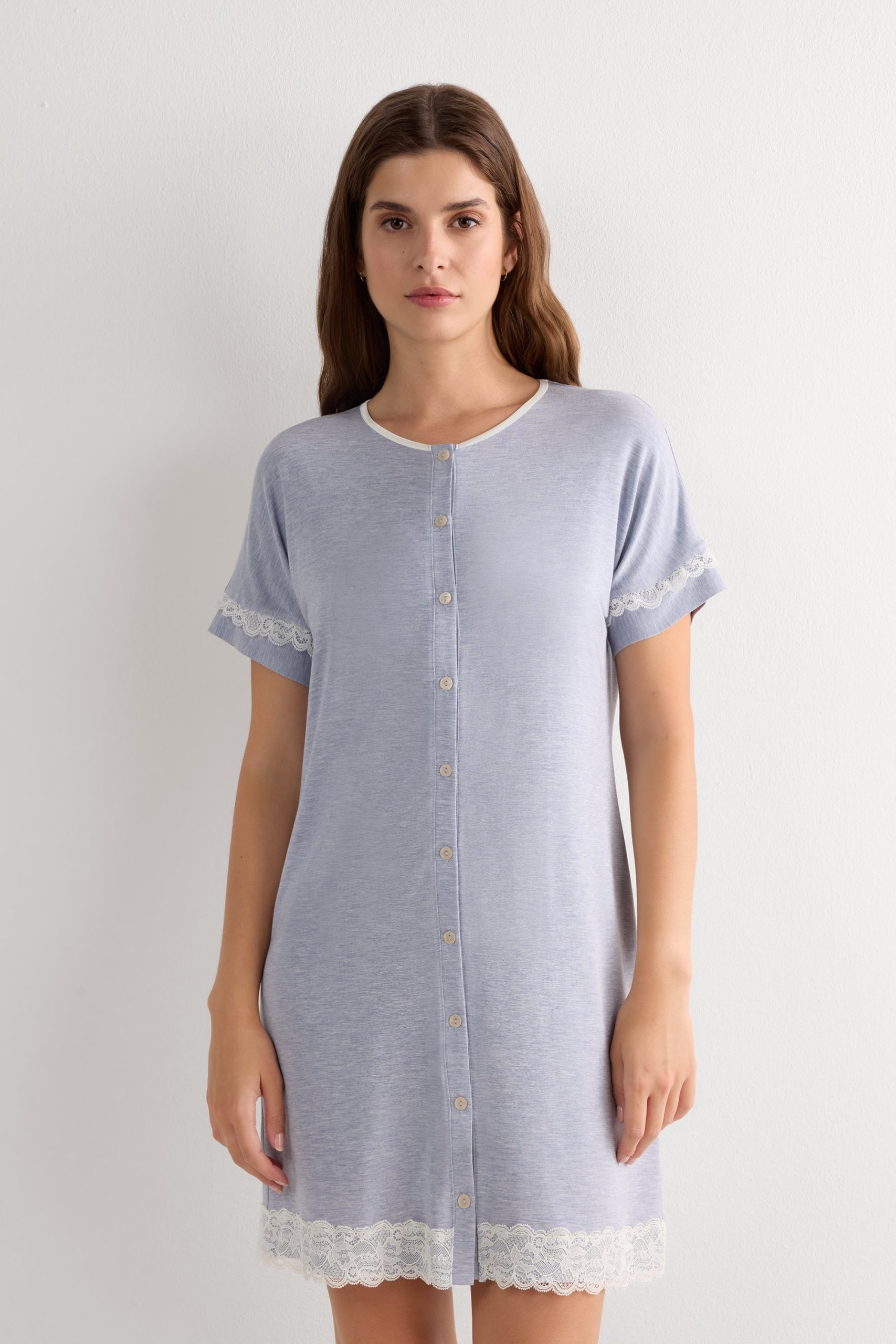 camicia-da-notte-intimissimi-491btl-1.jpg Camicia da Notte Aperta Davanti con Dettagli in Pizzo | Intimissimi - immagine 1
