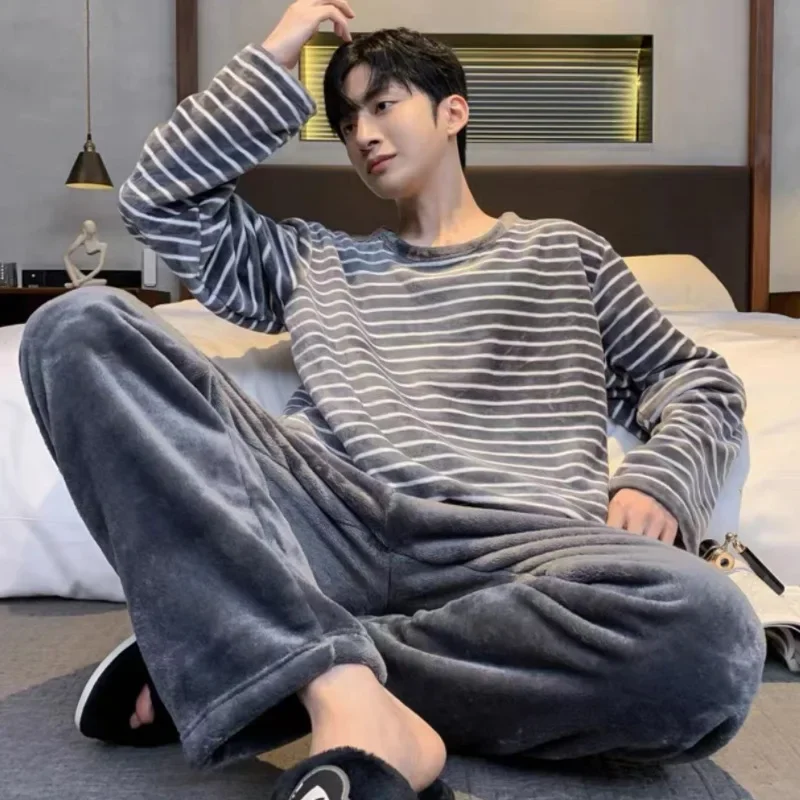 intimissimi-pigiami-uomo-161oet.webp Pigiami Uomo Pigiama Velluto Intimissimi Pigiami Combinabili Uomo: Maglie E Pantaloni IUMAN Intimissimi - immagine 1
