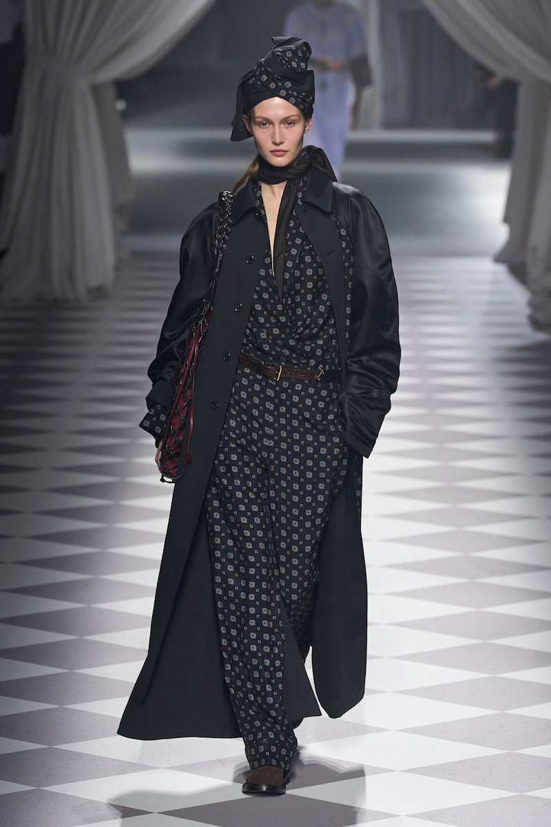 pigiama-di-seta-708xuc-1.jpg Soprabito lungo e pigiama di seta: outfit inverno 2024 2025 | Amica - immagine 1