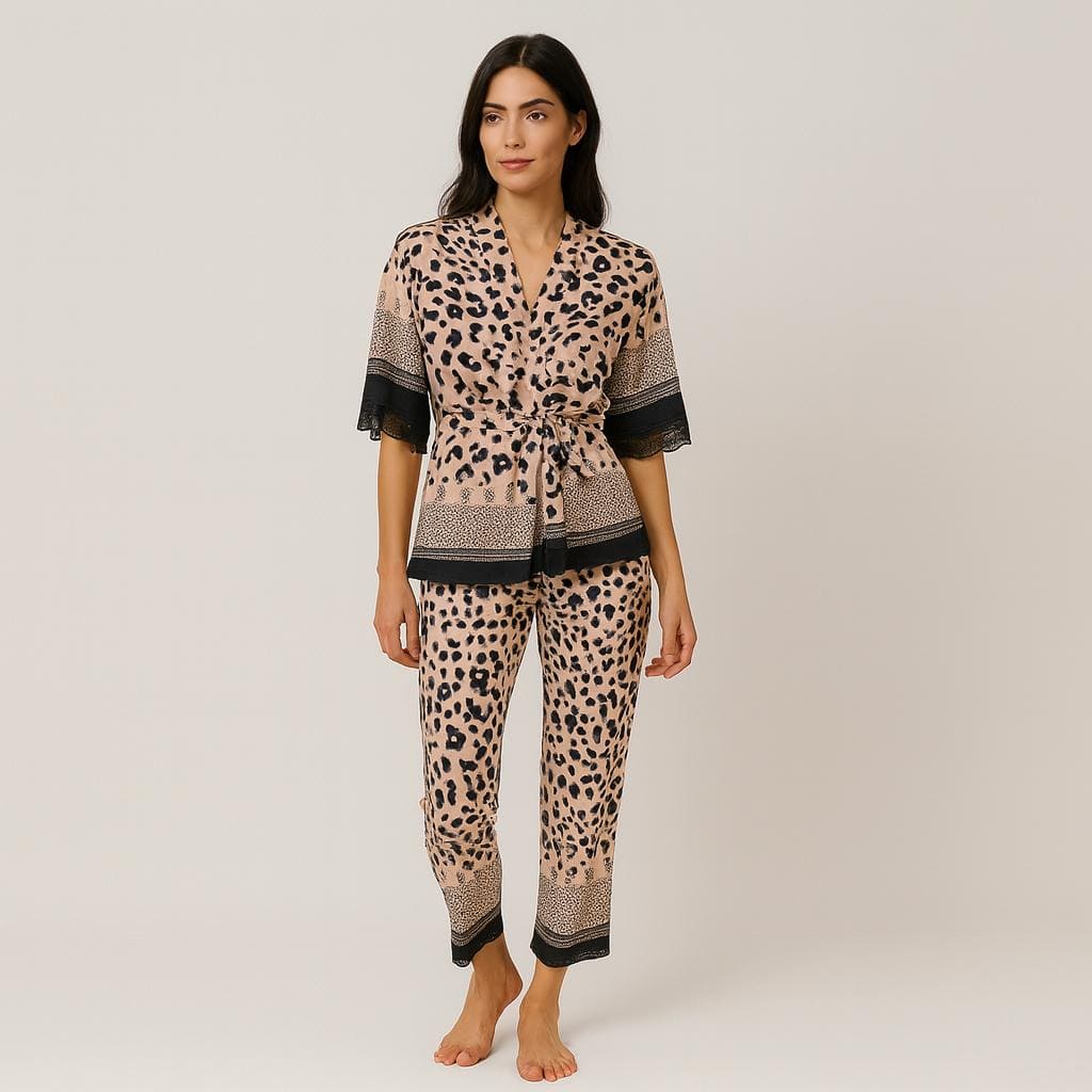 pigiama-donna-elegante-136uhg-1.jpg Pigiama donna in viscosa satinata INTENSE – stampa animalier con pizzo, taglie S XL | Eleganza e comfort per ogni sera - immagine 1