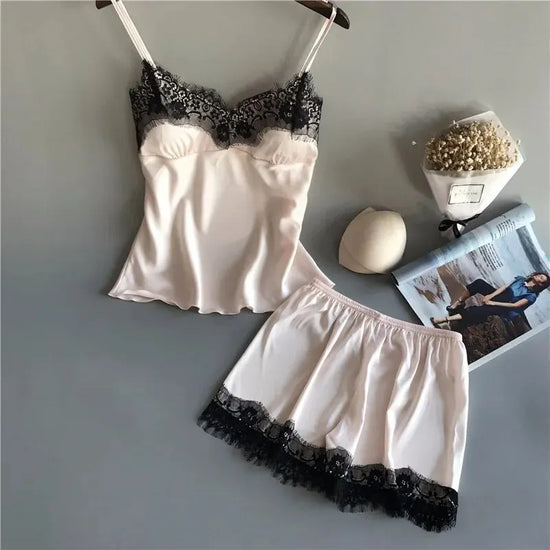 pigiama-donna-sexy-588zsv-1.jpg Pigiama donna sexy con pizzo | Completo due pezzi estivo in raso con pantaloncini | Pigiama elegante V neck pizzo per dormire e sedurre - immagine 1