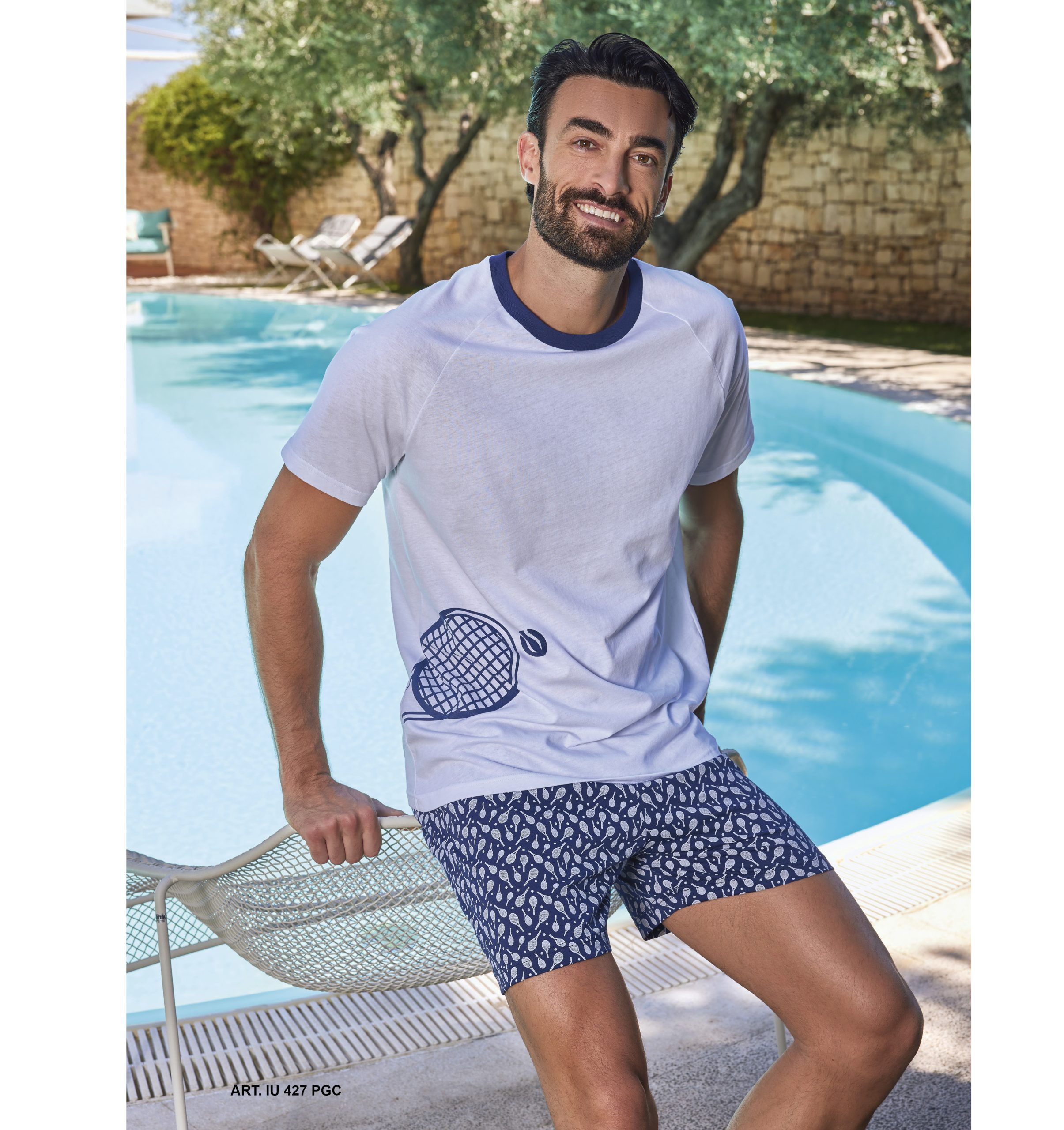 pigiama-estivo-uomo-962uvt-1.jpg Pigiama uomo estivo con stampa tennis e pantaloncino fantasia Bianco/blu, M - immagine 1