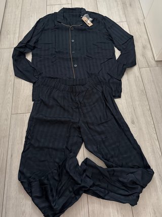 pigiama-intimissimi-uomo-500sik-1.jpg Pigiama Intimissimi Uomo L/XL Nero di seconda mano per 25 EUR su Firenze su WALLAPOP - immagine 1