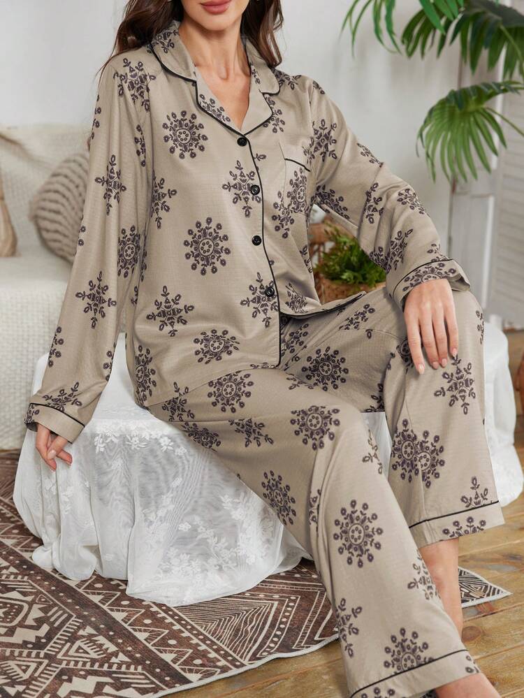 pigiama-per-donna-792uat-1.jpg Serenescape Set pigiama lungo a maniche lunghe con stampa floreale e grinze, abbigliamento da relax per donna, set pigiama, set pigiama per donna, abbigliamento autunno e inverno | SHEIN ITALIA - immagine 1