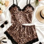 2 pezzi/Set Pigiama sexy da donna con stampa leopardata, top con scollo a V profondo e spalline regolabili con decorazione a fiocco, pantaloncini con patchwork in pizzo, abbigliamento da casa comodo e