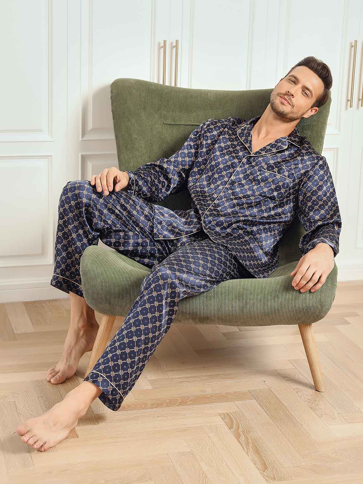 pigiami-da-uomo-180lkr-1.jpg Pigiama Uomo In Seta Pura Con Stampa Catena Navy Maniche Lunghe Con Pa - immagine 1