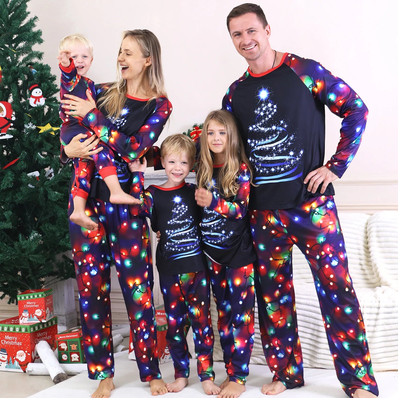 pigiami-natalizi-109qsn-1.jpg Pigiama Natale Famiglia Albero Luminoso - immagine 1