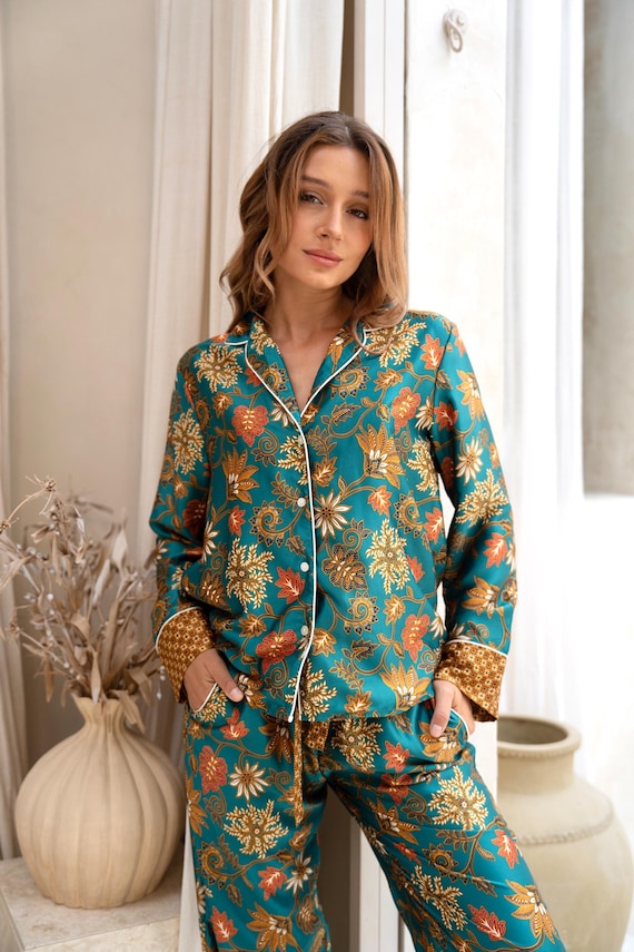 pigiami-seta-588txn-1.jpg Pigiama in misto seta verde, pigiama in raso, regalo unico per lei, abbigliamento da notte, abbigliamento da casa, abbigliamento da notte, pigiama da damigella d'onore, regalo di nozze Etsy Italia - immagine 1